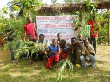 Volontariat passé de plantation d'arbres utiles dans l'école du village