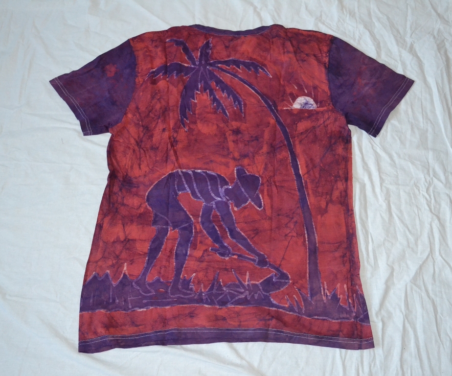 sectie Dominant Alsjeblieft kijk T-shirt Batik unisexe. Woman looks for firewood in front & Man cultivates  the land in back, Red - Centre des Hommes