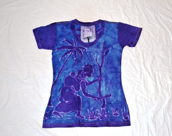T-shirt Batik for woman. Woman carry a baby on back looks for firewood in front and Man cultivates the land in back, bleu