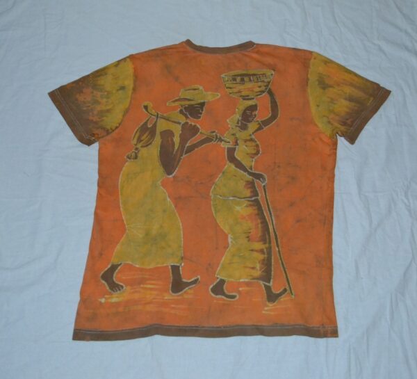 T-shirt batik unisex, in front three ladies go to the market to sell their goods and two birds above them and back the man holds his goods with a stick on his back and the women carry calabash on her head, yellow in purple. 69,5x47 cm. - Image 2