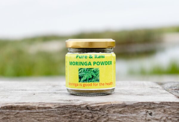 Pure and raw Moringa powder