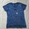 T-shirt batik for women. In front, three giraffes one of which in the middle grazes the grass and in the back two giraffes whose neck is crossed; blue light. 68 x 37 cm.