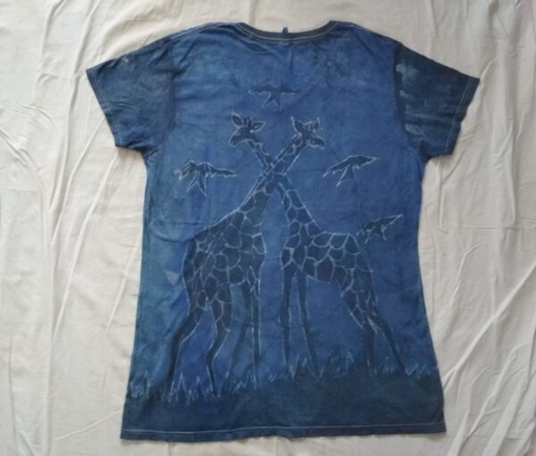 T-shirt batik for women. In front, three giraffes one of which in the middle grazes the grass and in the back two giraffes whose neck is crossed; blue light. 68 x 37 cm. - Image 2