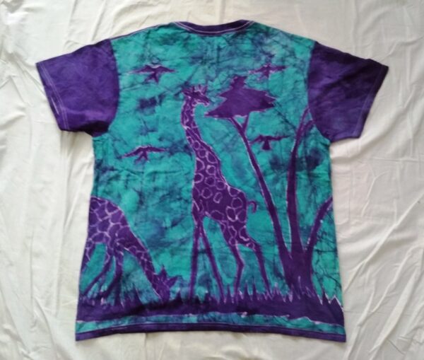 T-shirt batik unisex. Three Giraffes in front and Two Giraffes in back. Purple in Green, 71 x 45 cm. - Image 2