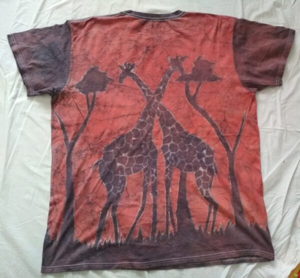 T-shirt batik pour homme. En face trois girafes et au dos deux girafes dont les cous sont croisés; rouge pâle. 76 x 49 cm. - Image 2