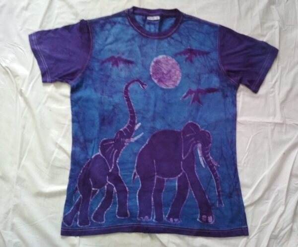 T-shirt batik unisex. Two elephants male in rut the trunk in the air follow a female in front and Three elephants mother and two babies in the back, blue. 70 x 42 cm.