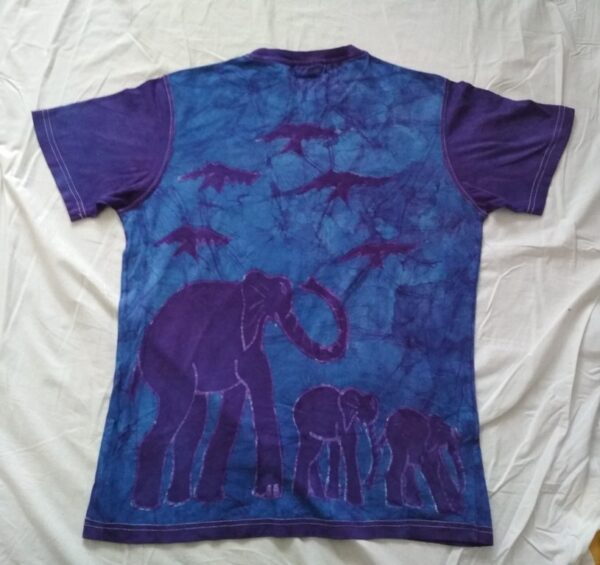 T-shirt batik unisex. Two elephants male in rut the trunk in the air follow a female in front and Three elephants mother and two babies in the back, blue. 70 x 42 cm. - Image 2