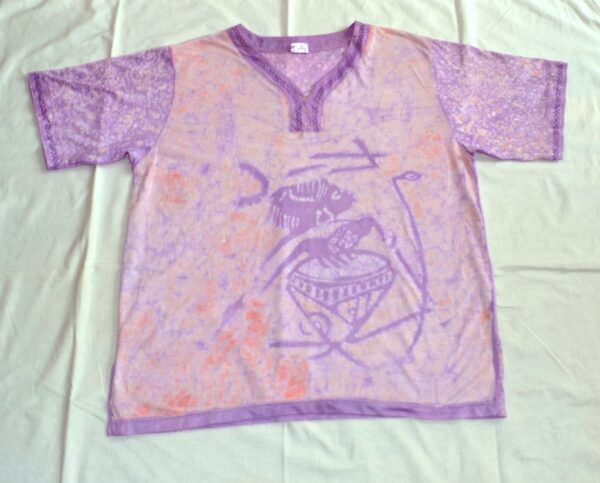 T-shirt batik for women. A v-neck, abstraction statuette playing a djembe, vintage violet-orange clear. 67 x 64,5 cm.