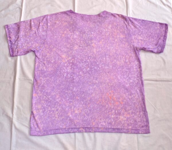 T-shirt batik for women. A v-neck, abstraction statuette playing a djembe, vintage violet-orange clear. 67 x 64,5 cm. - Image 2