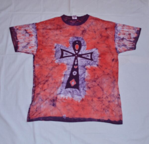 T-shirt batik for men. In front the ankh symbol and on back '' gye nyame '' the symbol of the supremacy of God, red. 71 x 55 cm.