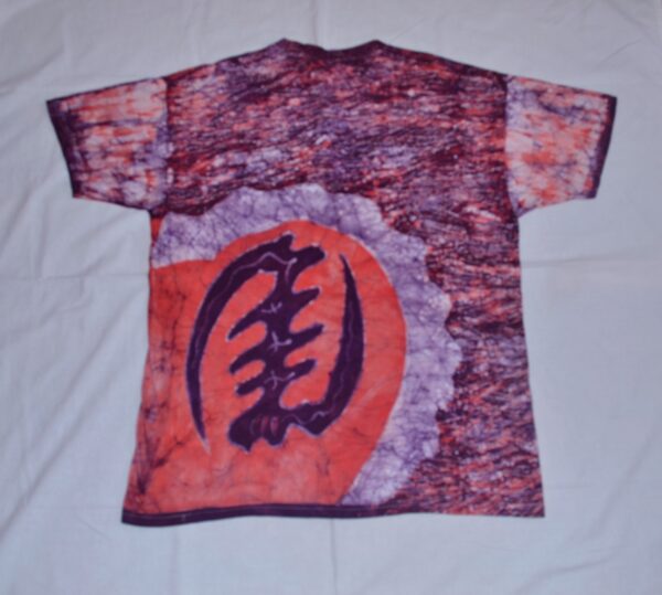 T-shirt batik for men. In front the ankh symbol and on back '' gye nyame '' the symbol of the supremacy of God, red. 71 x 55 cm. - Image 2