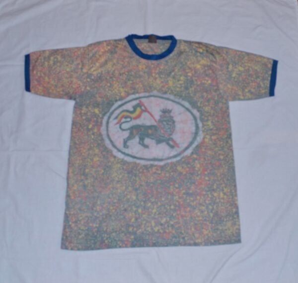 T-shirt batik unisex. In front lion of Juda and on the back dotted line, red-yellow-green, blue collar. 73,5 x 45,5 cm.
