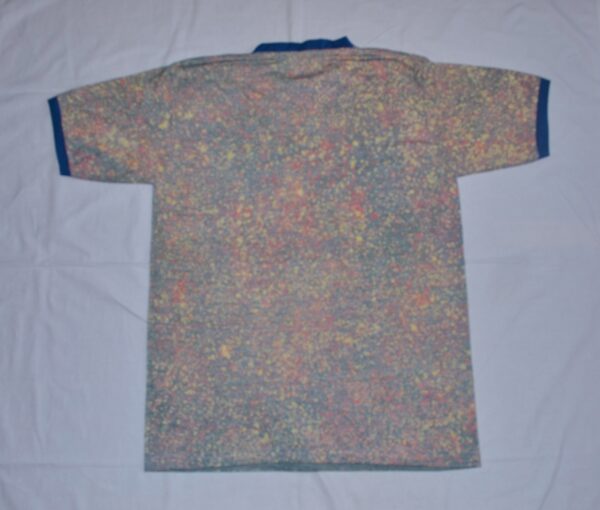 T-shirt batik unisex. In front lion of Juda and on the back dotted line, red-yellow-green, blue collar. 73,5 x 45,5 cm. - Image 2