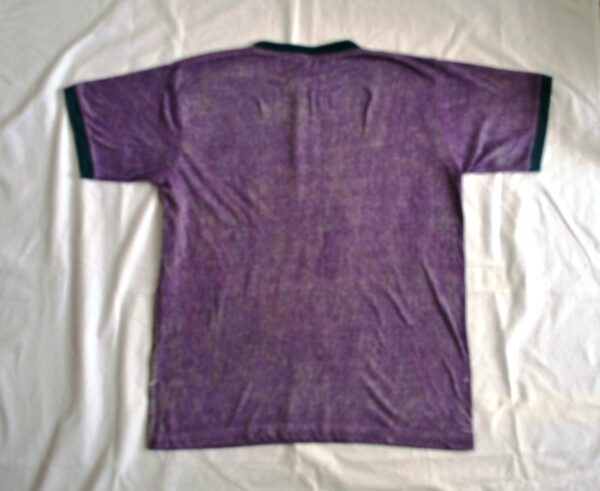 T-shirt batik unisex. In front player of flute in orange and on the back ash purple uniform, with collar green. 69,5 x 46 cm. - Image 2