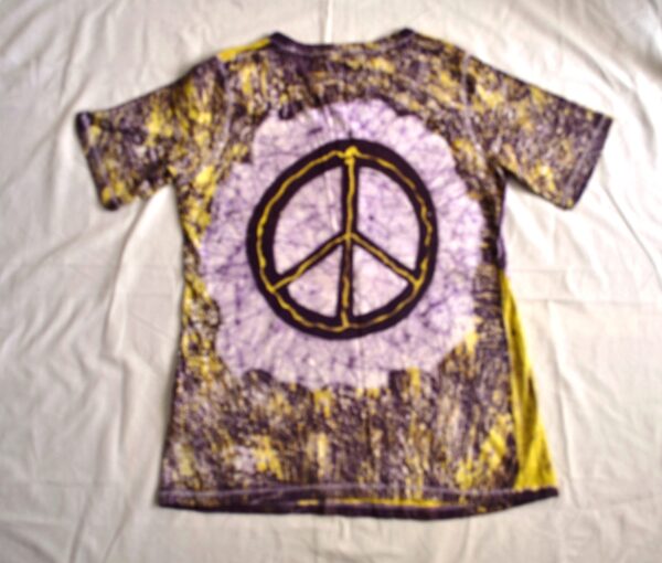 T-shirt batik for man. Peace and love in front as well as back of the t-shirt. Yellow, 76,5 x 40,5 cm - Image 2