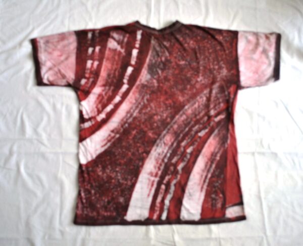 T-shirt batik for men. In front two giraffes at sunset and the back strips, red and coffee. 68,5 x 57 cm. - Image 2