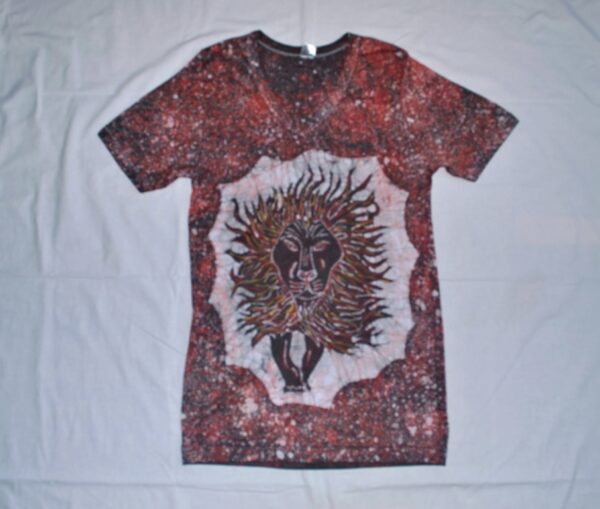 T-shirt batik for men. In front lion and on the back dotted lines, red, slim and V-neck. 74,5 x 35,5 cm.