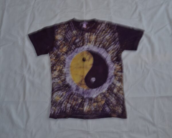T-shirt batik for children unisex. In front a yin and yang symbol as well as the back, colorful with yellow-purple-white. 55 x 35 cm.