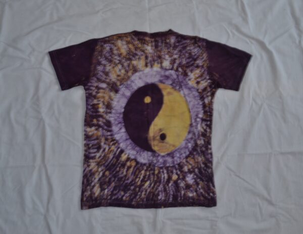 T-shirt batik for children unisex. In front a yin and yang symbol as well as the back, colorful with yellow-purple-white. 55 x 35 cm. - Image 2