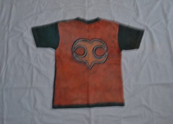 T-shirt batik for children unisex. In front goddess of love and sun wrapped in a heart and the back a symbol andikra, orange and purple ash. 53 x 38 cm. - Image 2