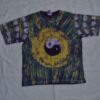 T-shirt batik for children unisexe. In front yin and yang as well as on the back with yellow, colourful design. 50,5 x 37,5 cm.