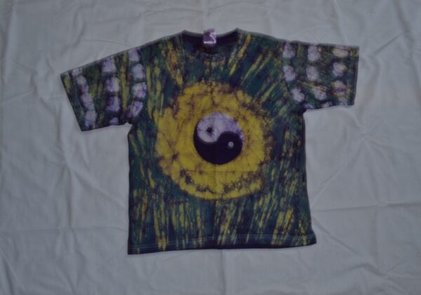 T-shirt batik for children unisexe. In front yin and yang as well as on the back with yellow, colourful design. 50,5 x 37,5 cm.