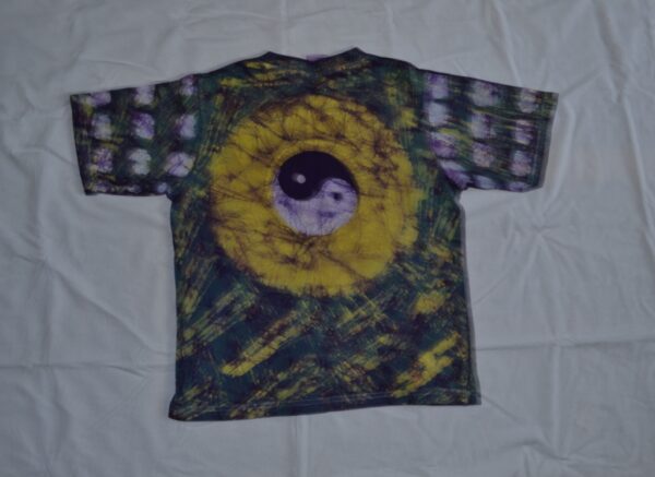 T-shirt batik for children unisexe. In front yin and yang as well as on the back with yellow, colourful design. 50,5 x 37,5 cm. - Image 2
