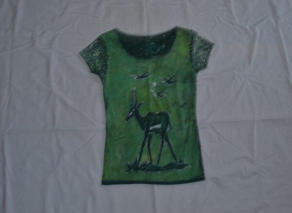 T-shirt batik for young lady. In front a gazelle, sun and birds and on the back the dotted lines, green. 52,5 x 32,5 cm. - Image 3
