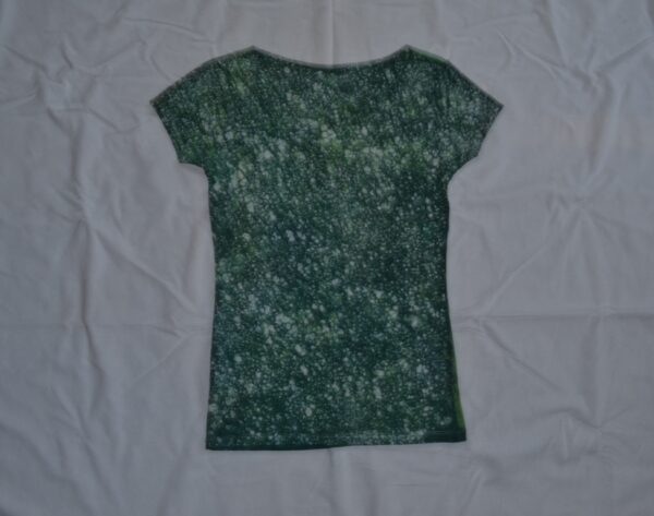 T-shirt batik for young lady. In front a gazelle, sun and birds and on the back the dotted lines, green. 52,5 x 32,5 cm. - Image 4