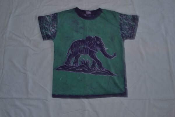 T-shirt batik for children unisexe. In front an elephant and on the back stripe, green colour of purple. 53,5 x 38,5 cm. - Image 3