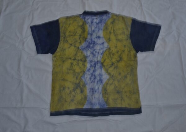 T-shirt batik for children unisex. In front goddess of love and the sun and on the back abstract of a piler, yellow, purple and white. 55,5 x 38,5 cm. - Image 2