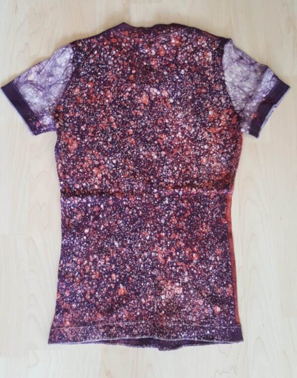 T-shirt batik for young lady. In front two fish design and on the back dotted lines, dark red. 59 x 30 cm. - Image 2