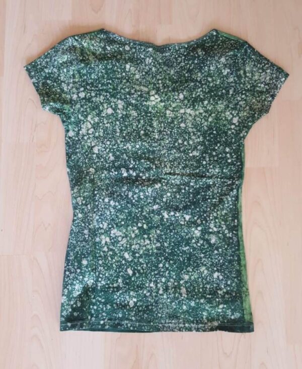 T-shirt batik for young lady. In front a gazelle, sun and birds and on the back the dotted lines, green. 52,5 x 32,5 cm. - Image 2