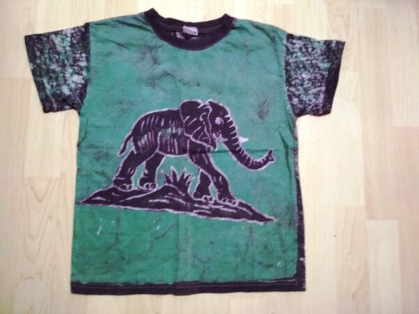 T-shirt batik for children unisexe. In front an elephant and on the back stripe, green colour of purple. 53,5 x 38,5 cm.