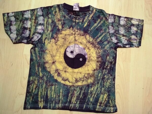 T-shirt batik for children unisexe. In front yin and yang as well as on the back with yellow, colourful design. 50,5 x 37,5 cm. - Image 3