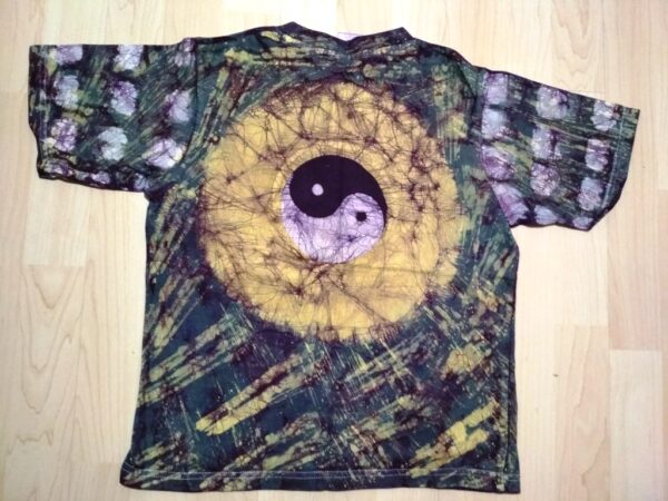 T-shirt batik for children unisexe. In front yin and yang as well as on the back with yellow, colourful design. 50,5 x 37,5 cm. - Image 4