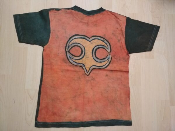 T-shirt batik for children unisex. In front goddess of love and sun wrapped in a heart and the back a symbol andikra, orange and purple ash. 53 x 38 cm. - Image 4